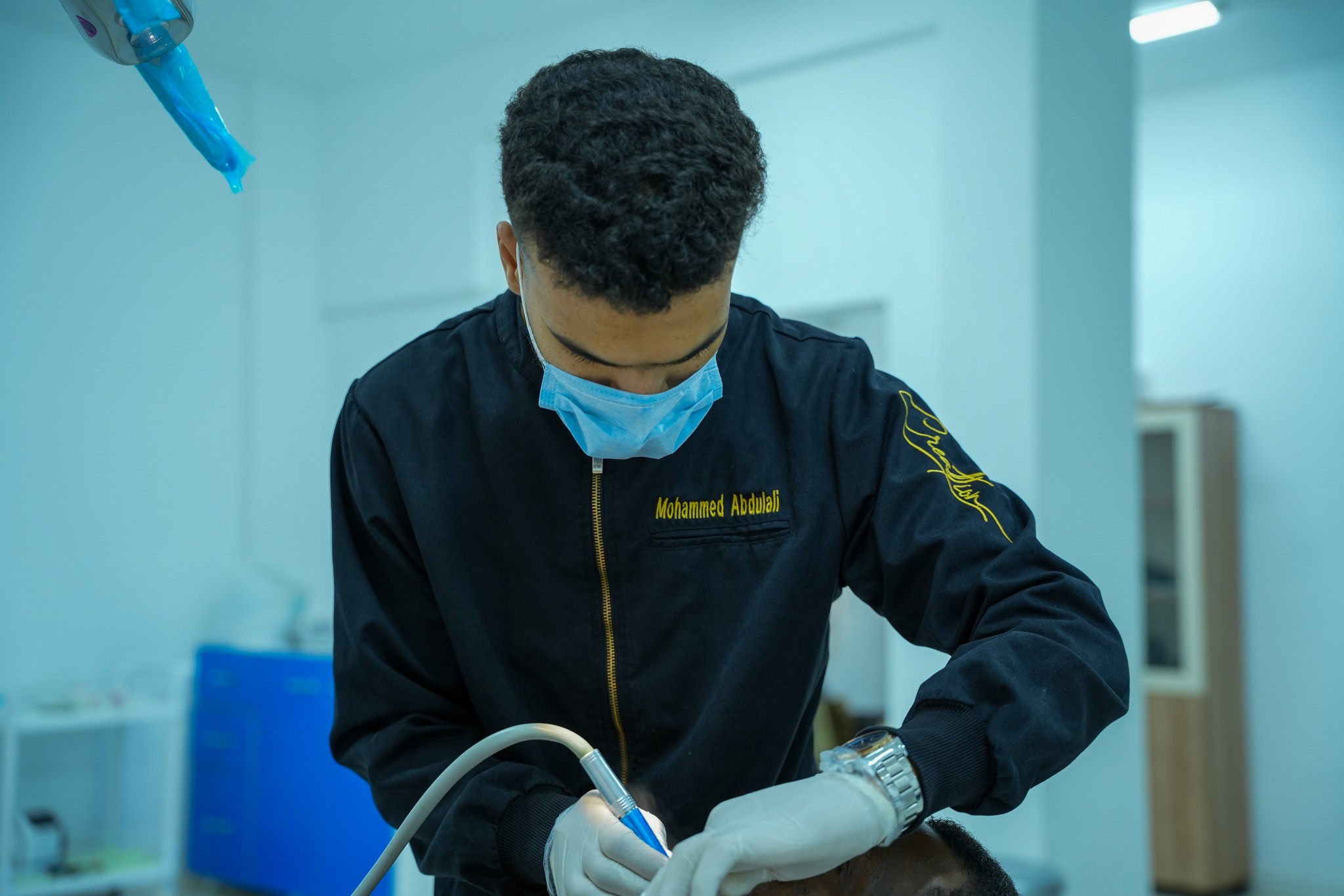 طلبة الامتياز، يعملـون ضمن بيئة طبيـة متكاملة (لقطة إضافية)