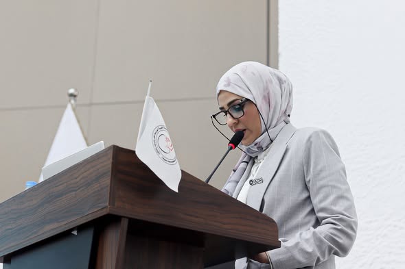 ضمن فعاليات مؤتمر Bite Size 5،  د. كريمة الكاسح — رئيس الفرع الليبي للجمعية العلمية لأبحاث طب الأسنان (LADR) — تلقي كلمة رحبت فيها بالحضور والمشاركين، (لقطة إضافية)