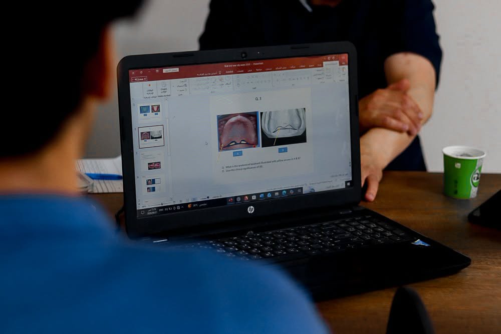 أجرى طلبة السنة الثالثة بكلية طب الأسنان الامتحان العملي والشفوي لمادة الاستعاضة المتحركة (Removable Prosthodontics). (لقطة إضافية)