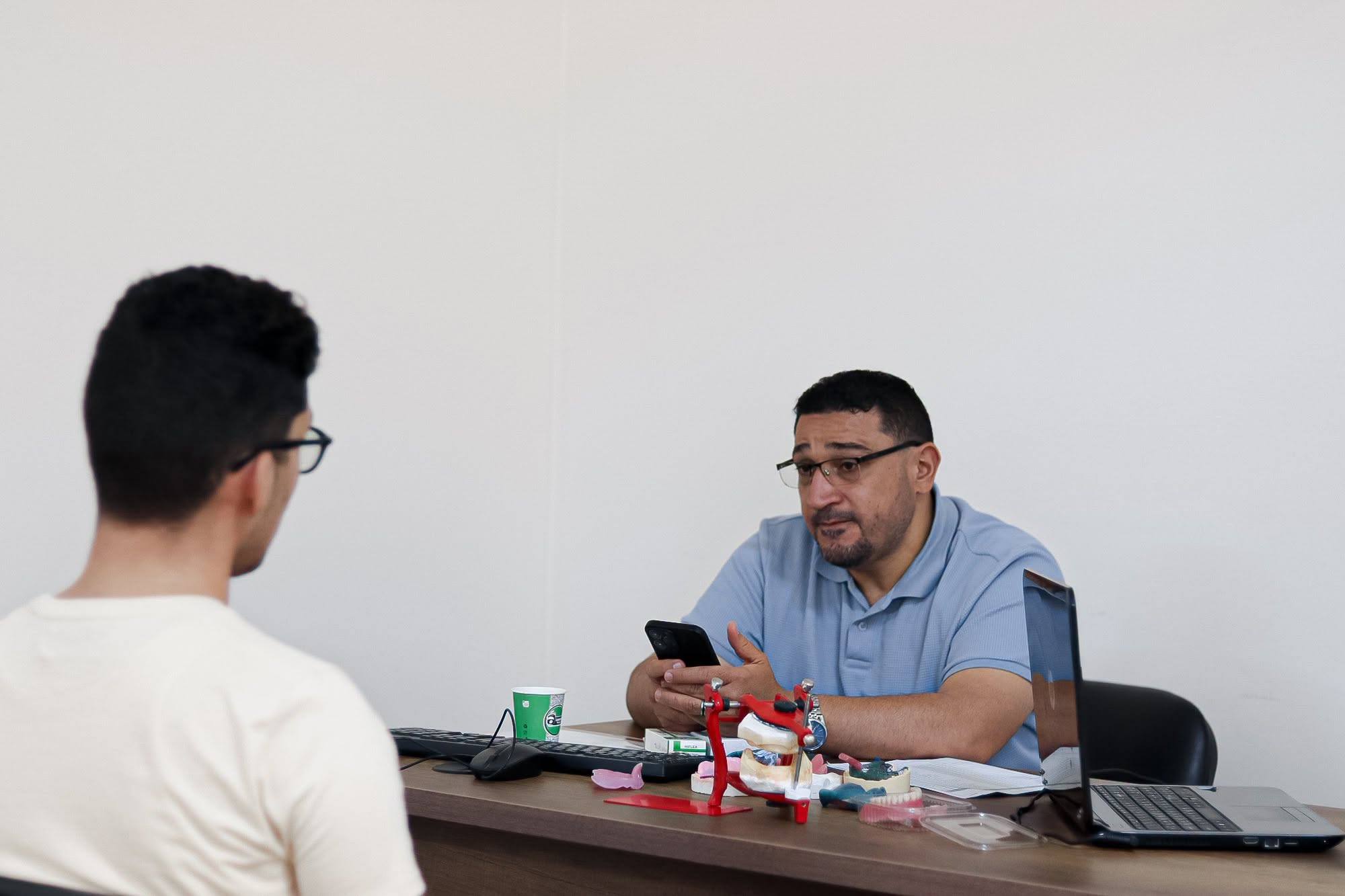 أجرى طلبة السنة الثالثة بكلية طب الأسنان الامتحان العملي والشفوي لمادة الاستعاضة المتحركة (Removable Prosthodontics). (لقطة إضافية)