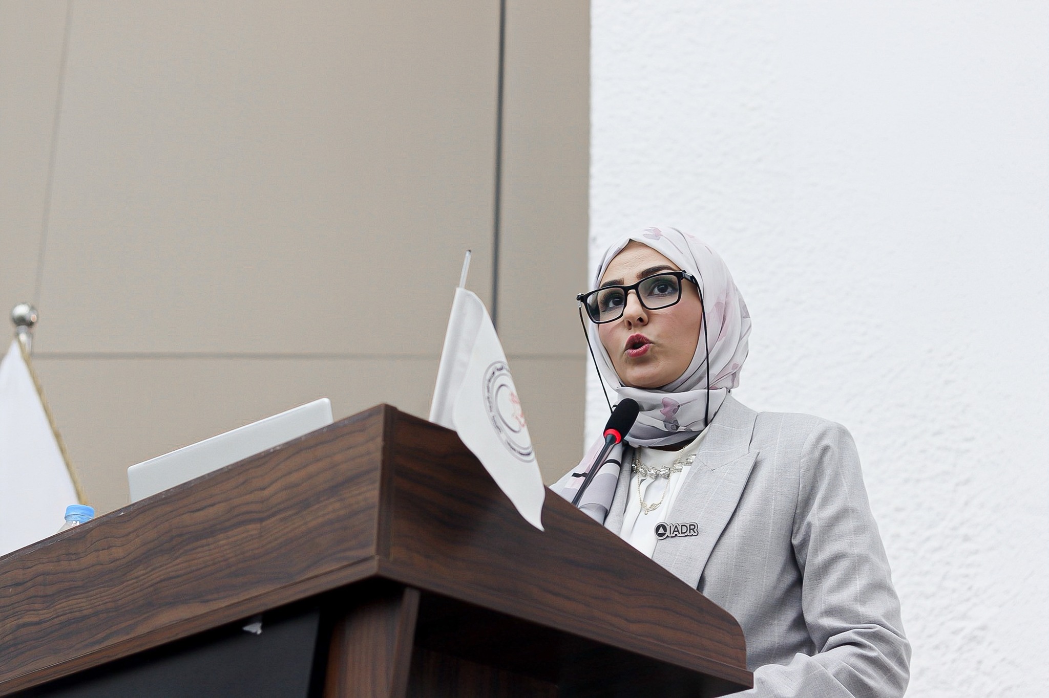 ضمن فعاليات مؤتمر Bite Size 5،  د. كريمة الكاسح — رئيس الفرع الليبي للجمعية العلمية لأبحاث طب الأسنان (LADR) — تلقي كلمة رحبت فيها بالحضور والمشاركين،